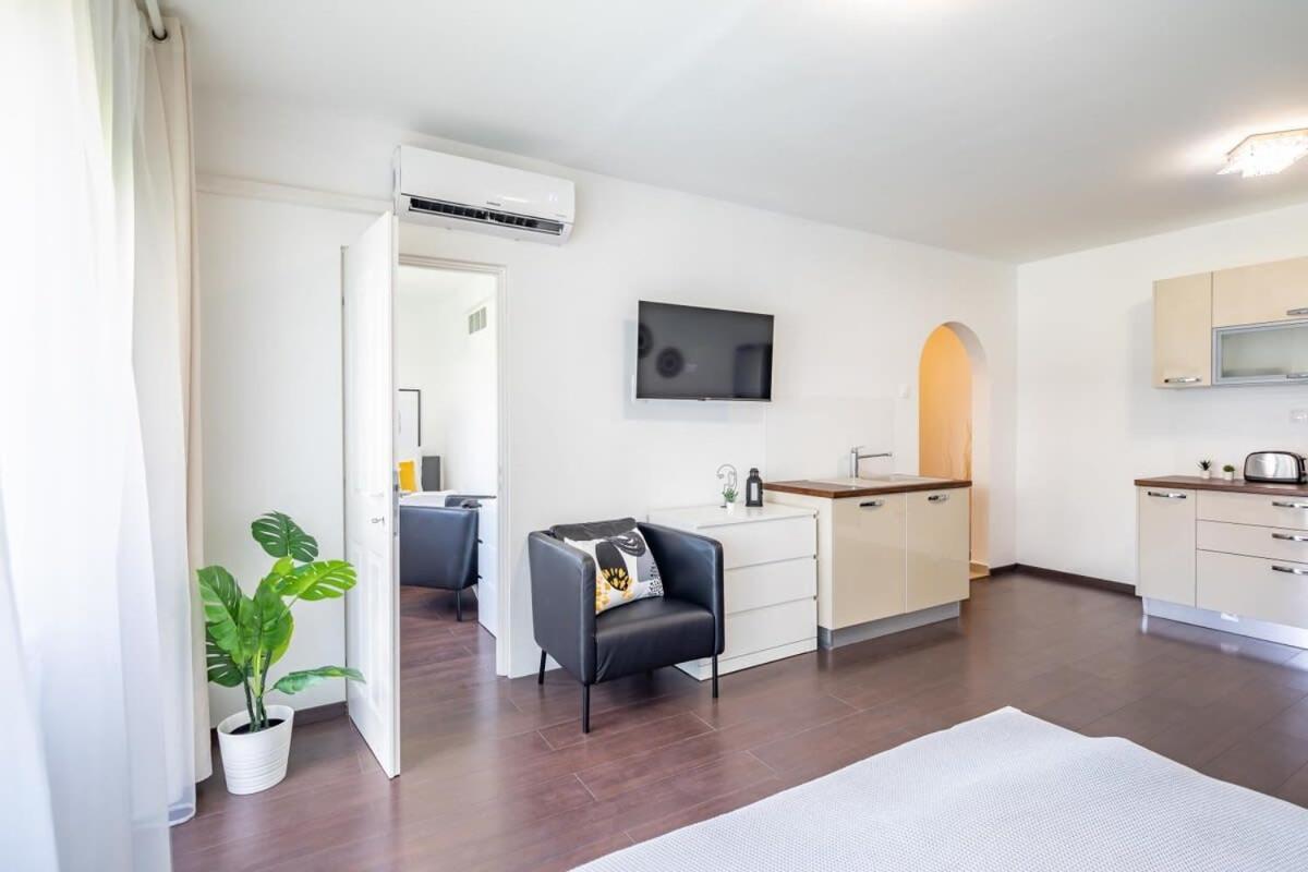 Sunny Balcony - Cute And Cozy Apartment Будапеща Екстериор снимка
