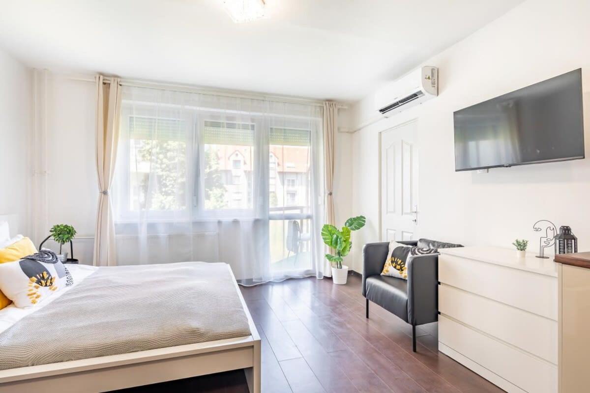 Sunny Balcony - Cute And Cozy Apartment Будапеща Екстериор снимка