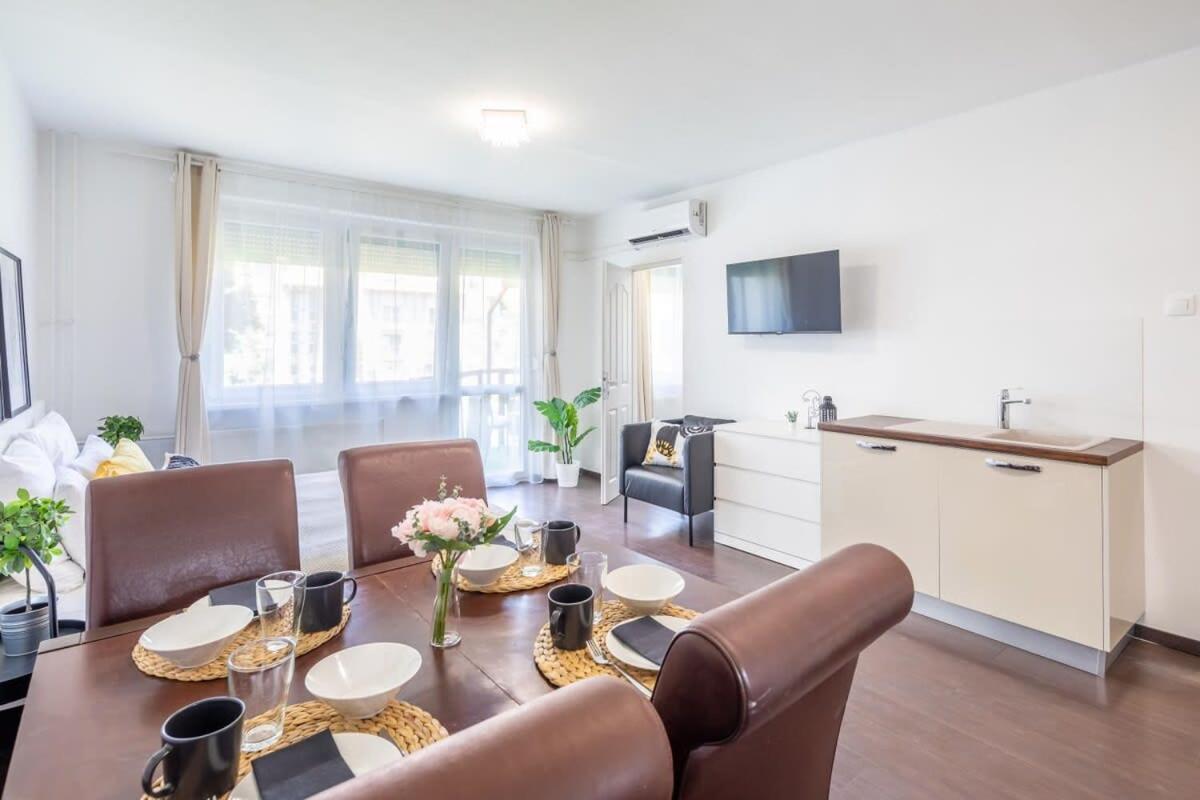 Sunny Balcony - Cute And Cozy Apartment Будапеща Екстериор снимка
