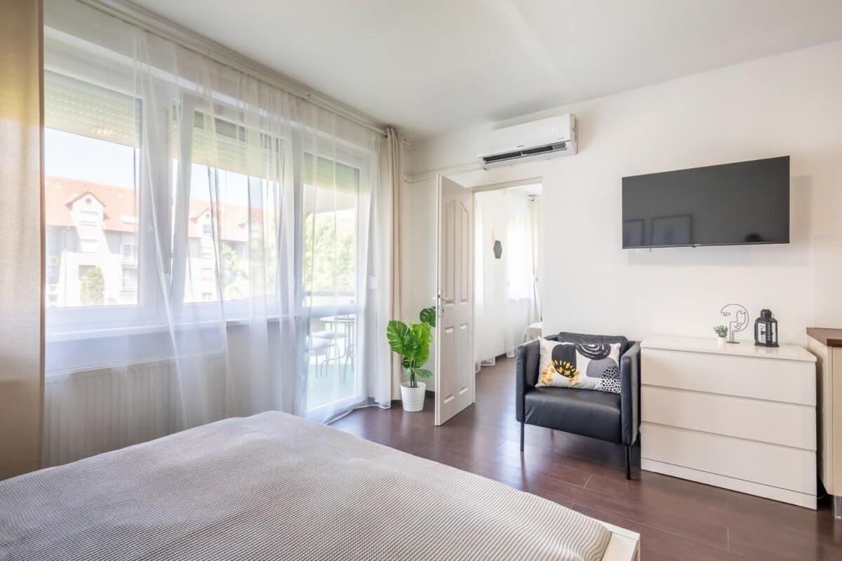 Sunny Balcony - Cute And Cozy Apartment Будапеща Екстериор снимка